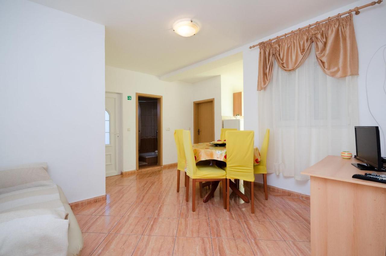 Apartments Pela Lopar Exterior photo